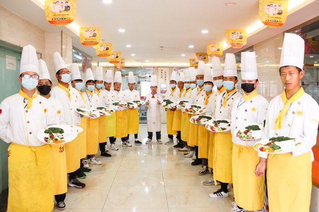 用食物作画让美食锦上添花，青海新东方烹饪学校艺术拼盘考核！
